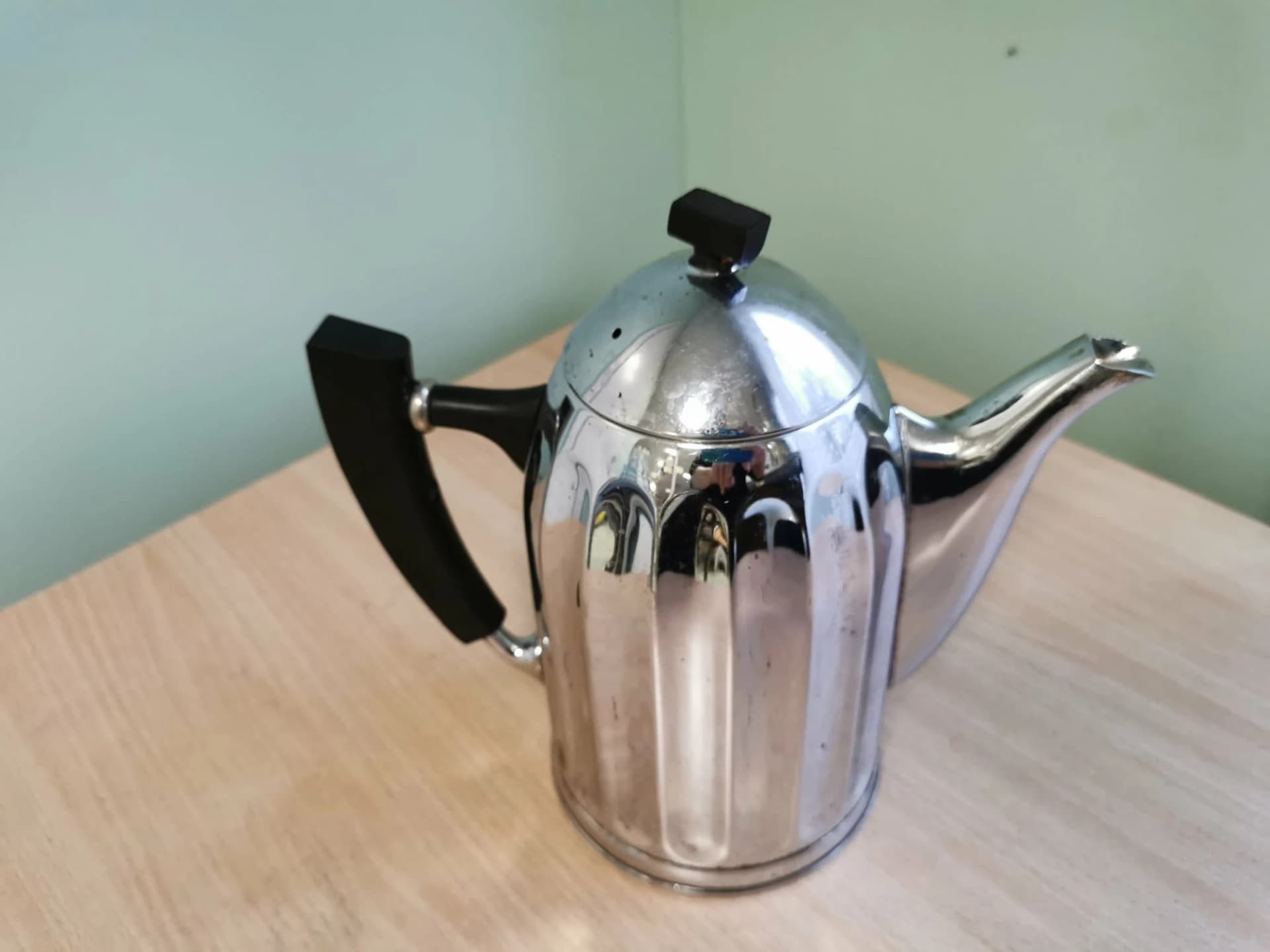 Teekann metallist, kõrgem