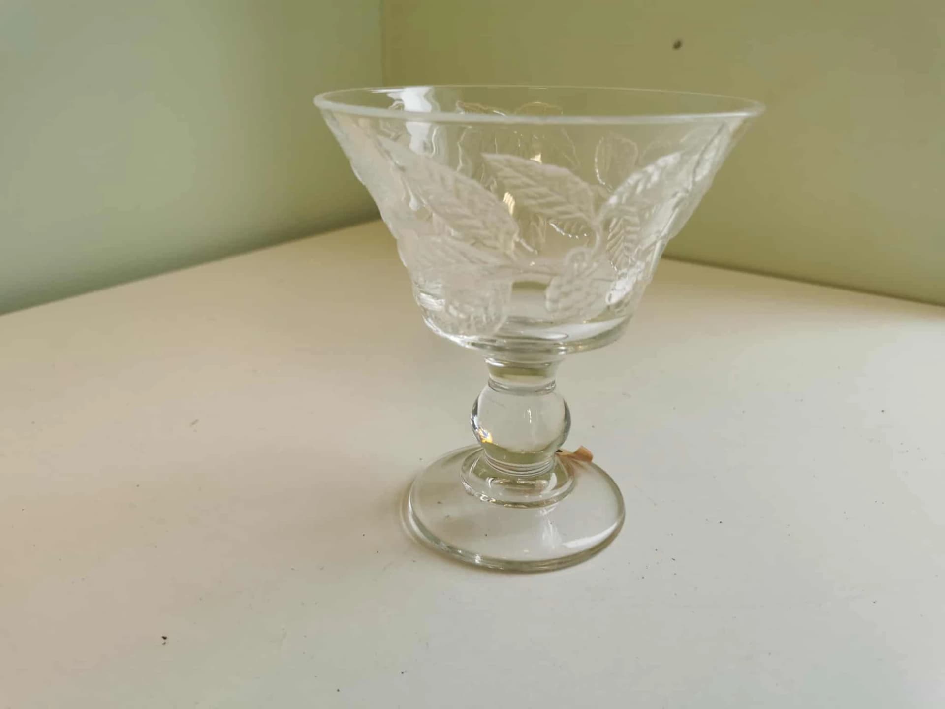 Klaasist jalaga pokaal/kauss, maasikatega