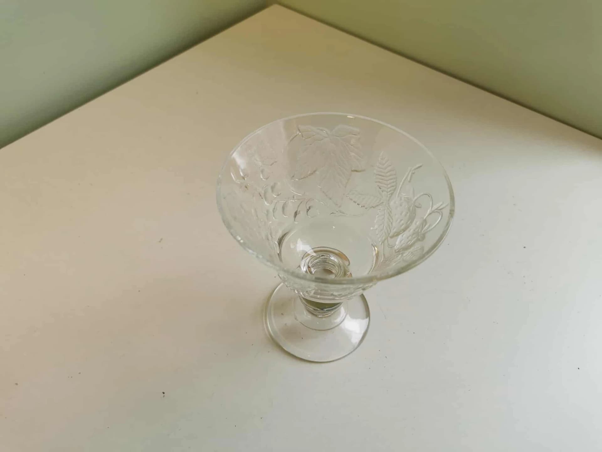 Klaasist jalaga pokaal/kauss, maasikatega - Image 2 - Kauplus Varakamber