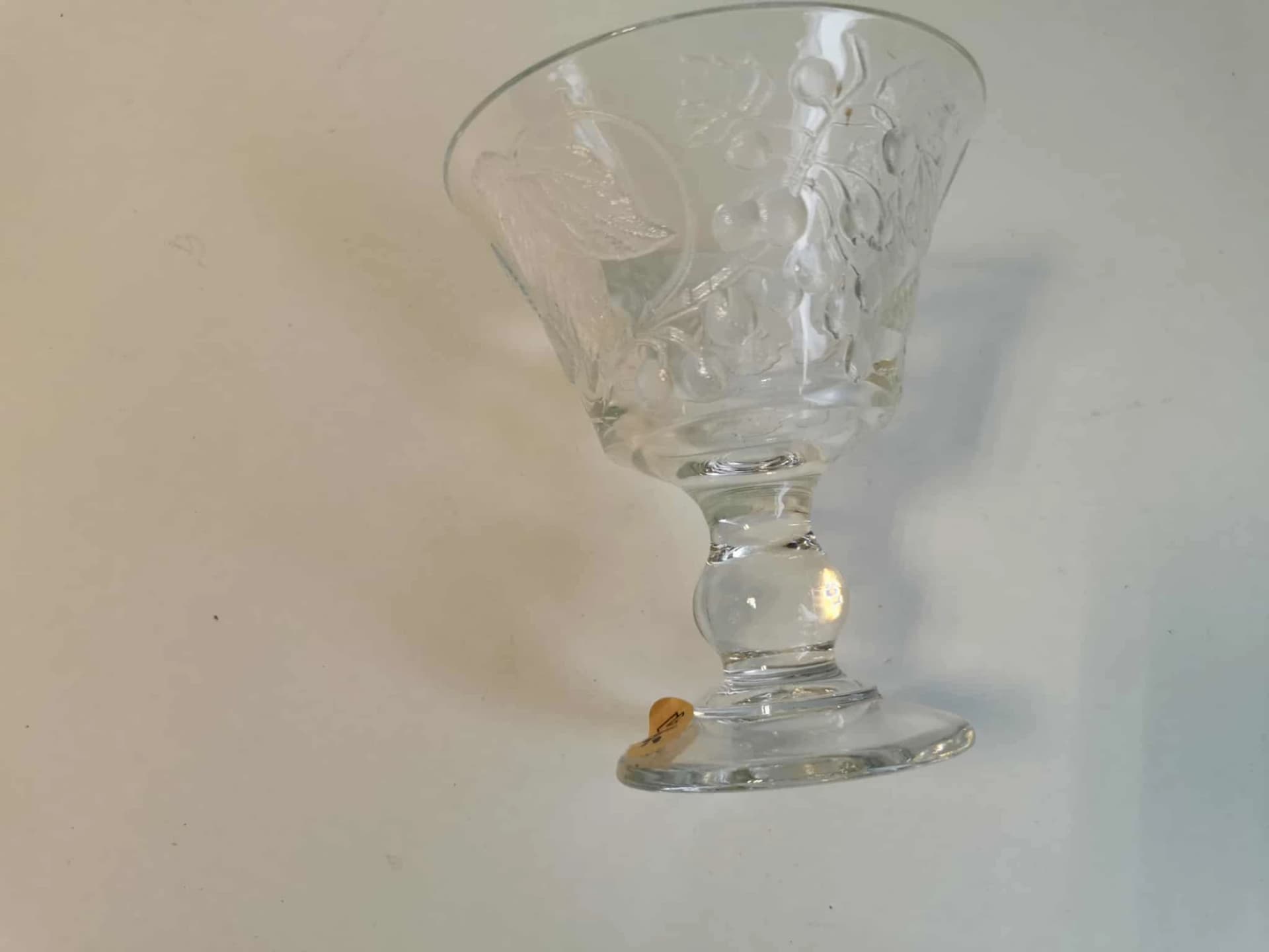 Klaasist jalaga pokaal/kauss, maasikatega - Image 3 - Kauplus Varakamber