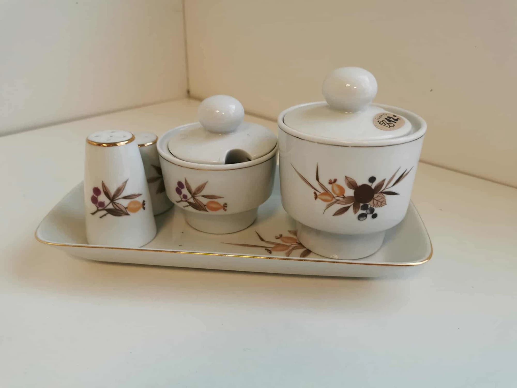 Lauaserviis maitseainetele